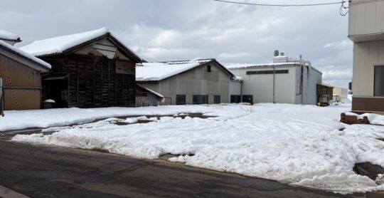 B8-348 - 前面道路含む外観